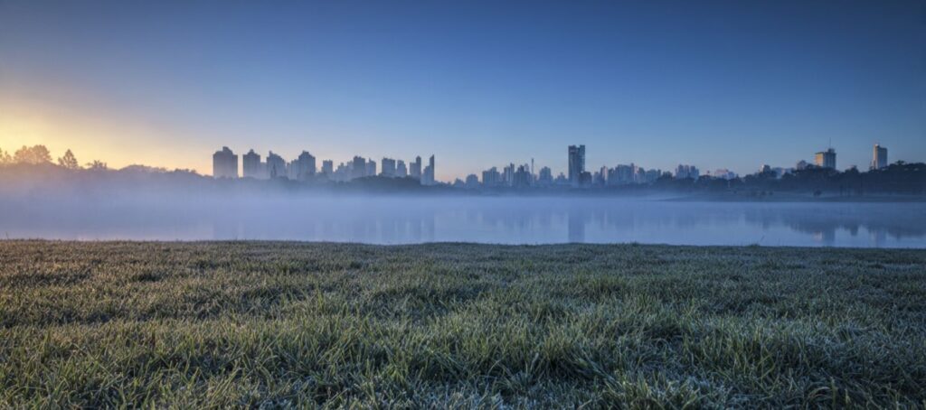 Entenda por que Curitiba é tão fria: altitude, planalto, massas de ar polar, umidade e dados do INMET. Leia o guia.