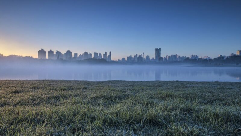 Entenda por que Curitiba é tão fria: altitude, planalto, massas de ar polar, umidade e dados do INMET. Leia o guia.